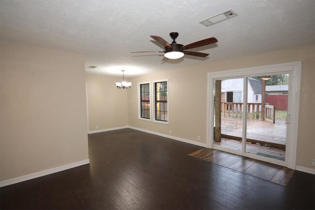 Building Photo - 890 Parsons Dr