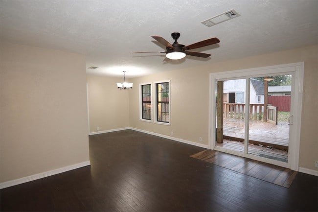 Foto del edificio - 890 Parsons Dr