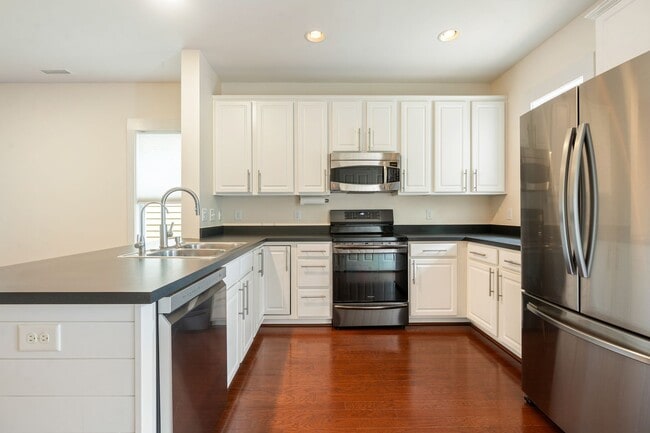 Building Photo - Ideal 3-Bedroom Cottage in Powell Place Pi...