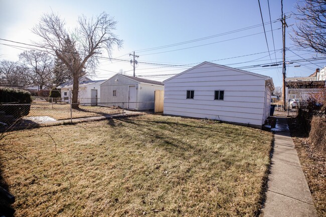 Building Photo - Spacious three-bedroom, one-bathroom home ...