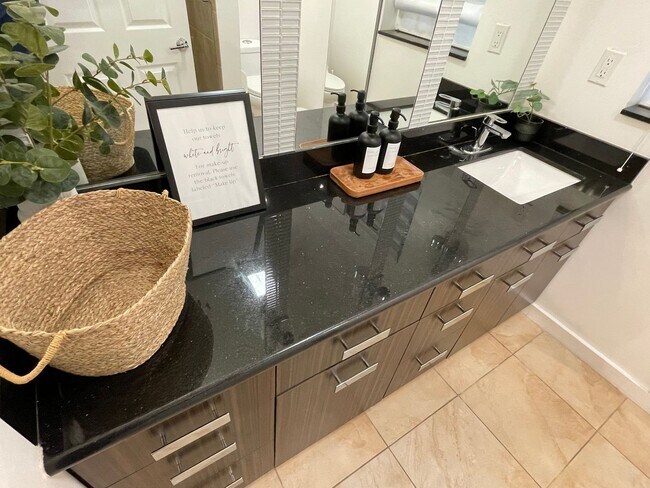 Foto del edificio - PRIVATE , FURNISHED Beverly Hills Studio Back House ! All utilities included