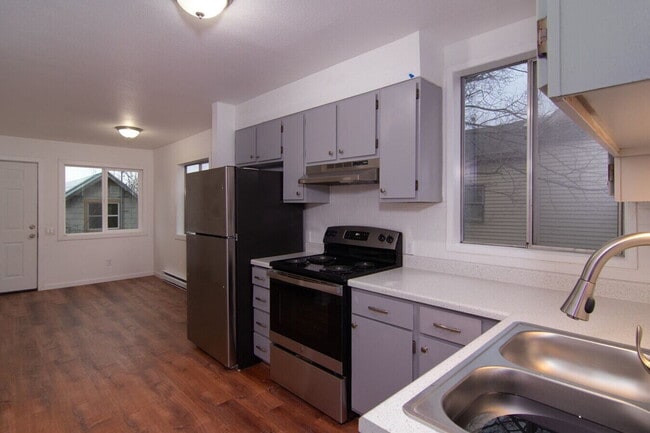 Foto del edificio - Updated 2 Bd 2 Ba 1050 sq/ft unit w/ laundry & off-street parking 1/2 Month Free Rent