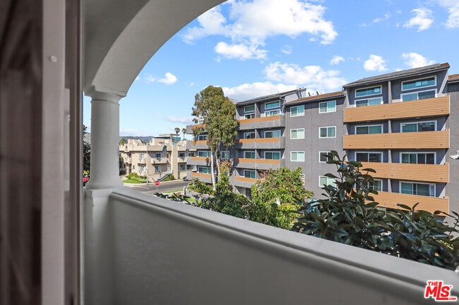 Foto del edificio - 107 Sweetzer Ave