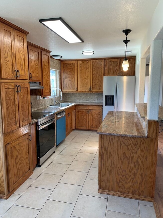 Building Photo - Country Home!