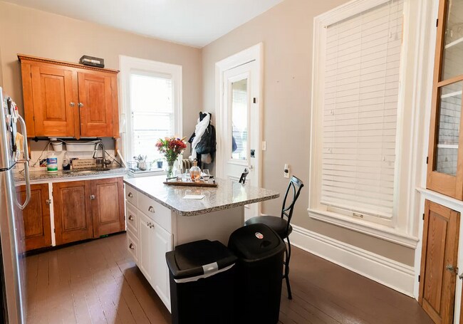 Foto del edificio - 553 Wealthy St SE