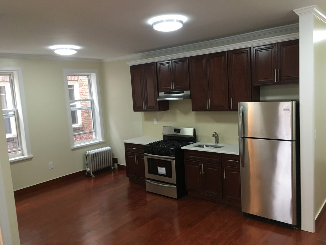 Foto principal - 37-75 63rd St