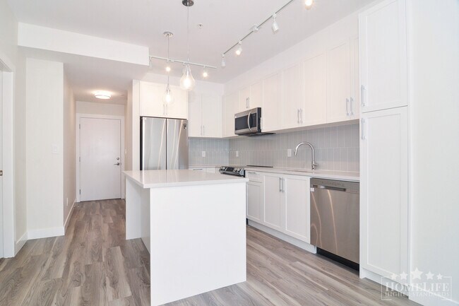 Photo du bâtiment - Modern 1-Bedroom Condo at Parc Central Gala – Willoughby, Langley