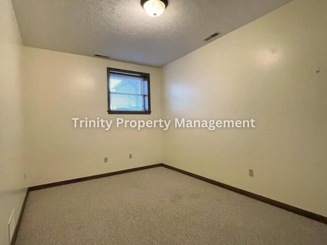 Building Photo - 1419 W Pike St