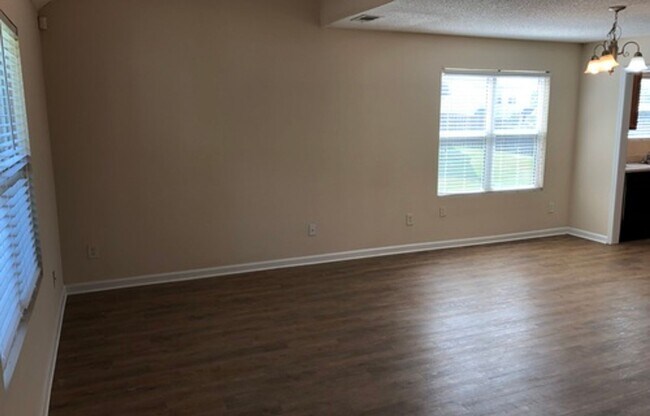 Foto del edificio - PRE-LEASING FOR AUGUST 2025!  1/2 OFF SECU...