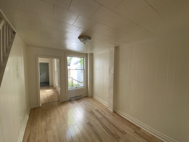 Building Photo - 313 E Burd St