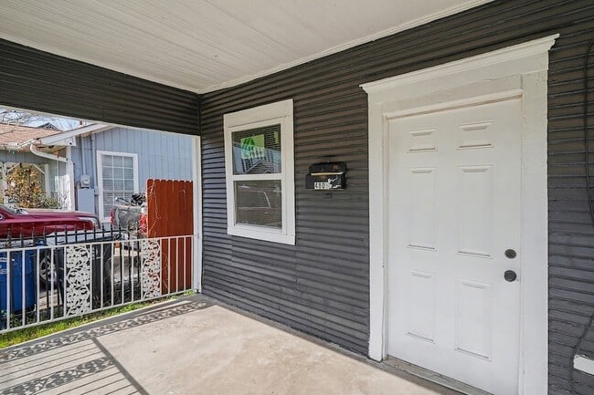 Building Photo - 4805 Belmont Ave