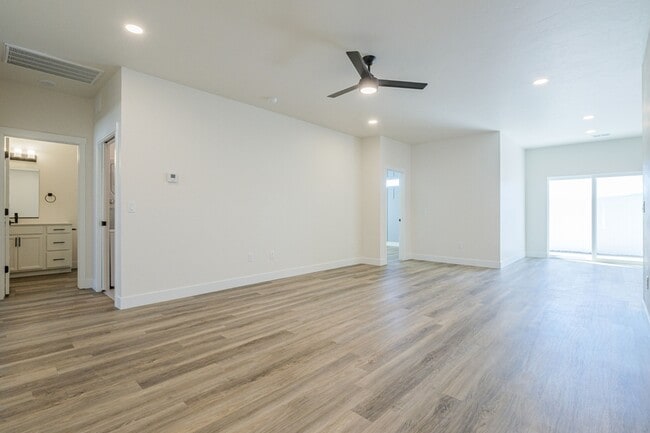 Foto del edificio - 2461 Revere Rd