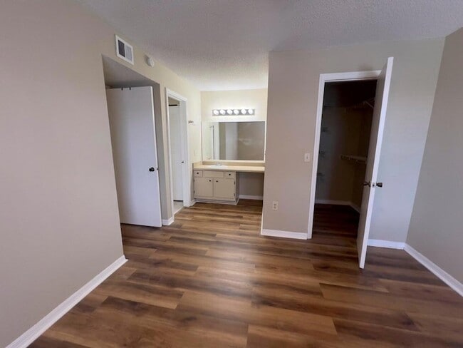 Foto del edificio - 1401 Village Blvd