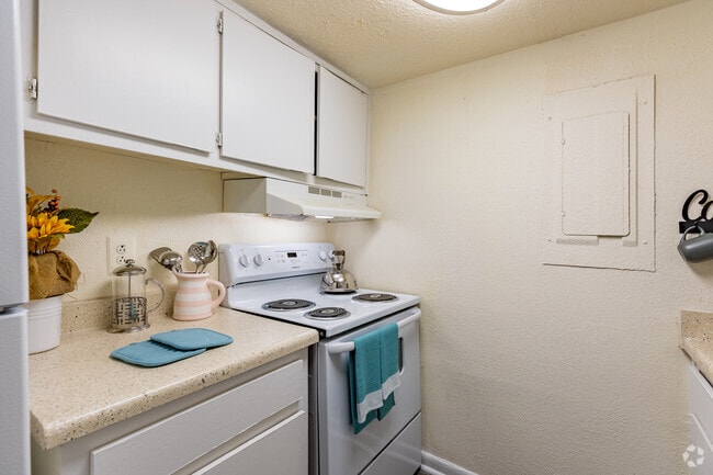 2BR , 1,5BA - 988SF - Nova at College Park