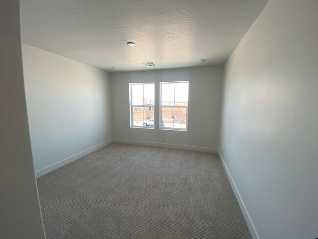 Foto del edificio - 5 Bedroom Townhome in the Desirable Desert...
