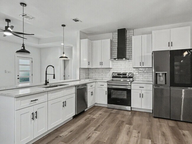 Foto del edificio - Modern 3-Bedroom Home Near Downtown