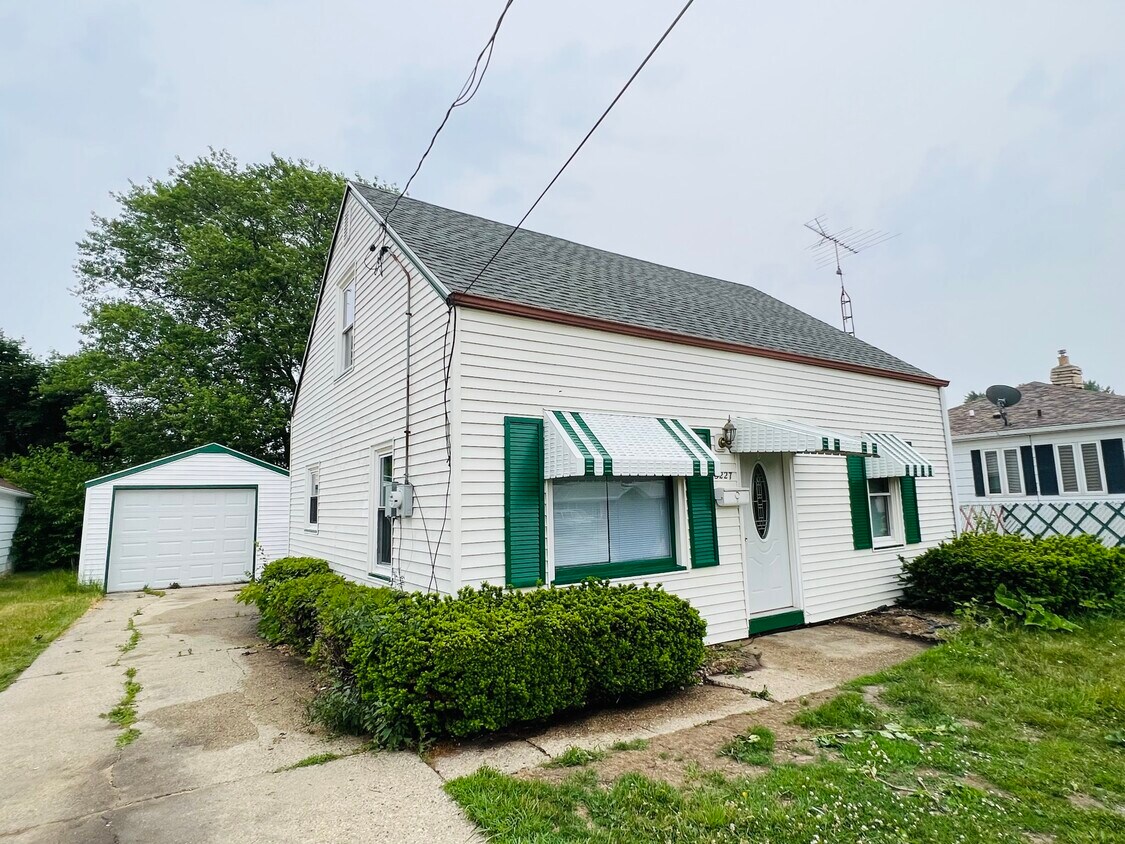 5227 47th Ave, Kenosha, WI 53144 House Rental in Kenosha, WI