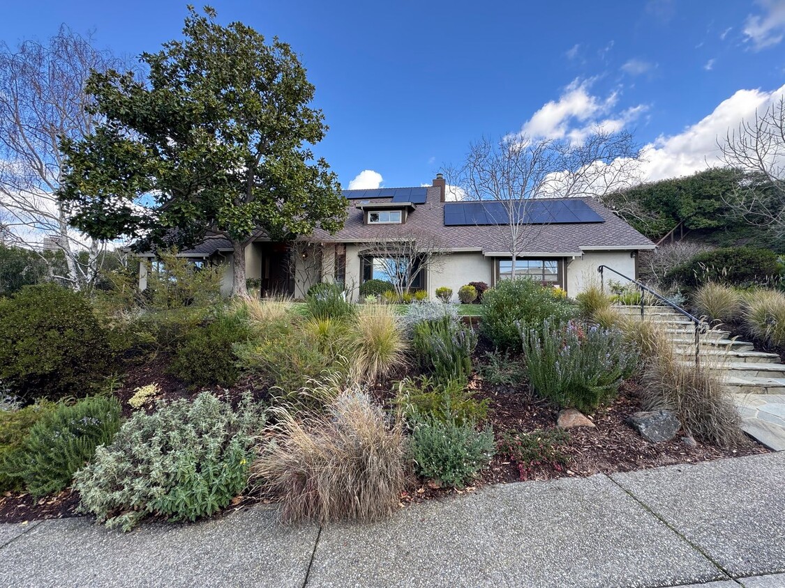 Foto principal - Stunning Two-Story Home with Solar, Backya...