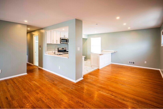 Building Photo - 9023 Samoset Rd