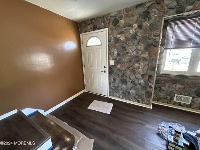 Building Photo - 710 Maple St