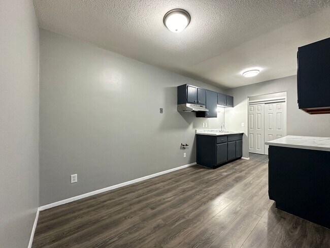 Building Photo - 1315 Dowling Ave N Unit #1