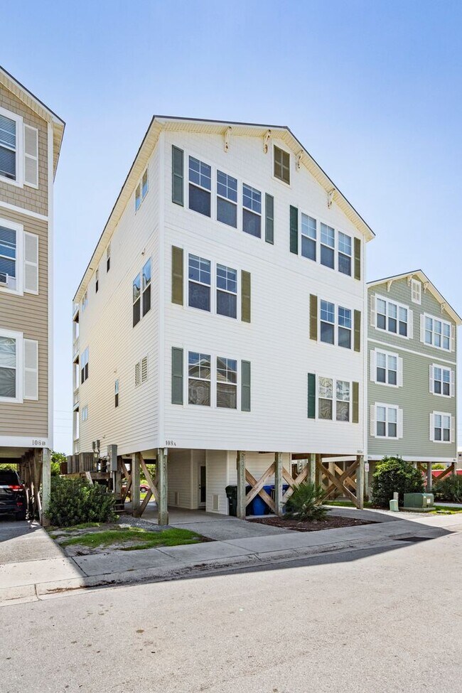 Building Photo - Live on the Island with a View of the Ocean