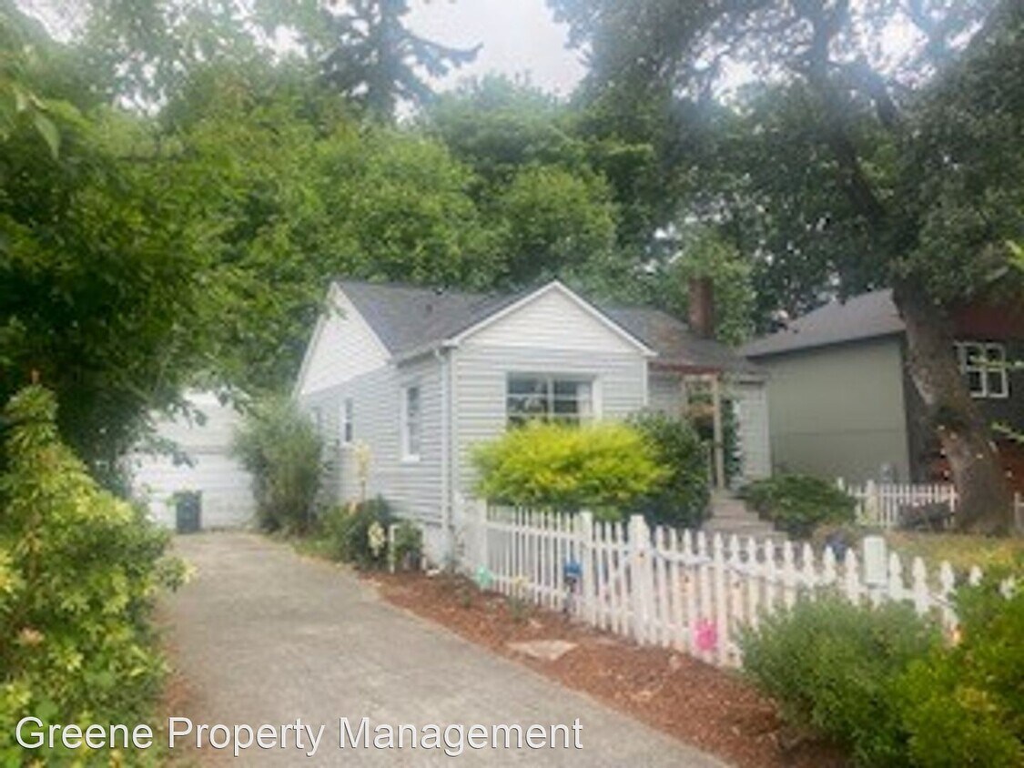 Foto principal - 5 br, 1.5 bath House - 228 E Ruby St SE