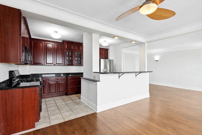 Building Photo - 1205 W Sherwin Ave