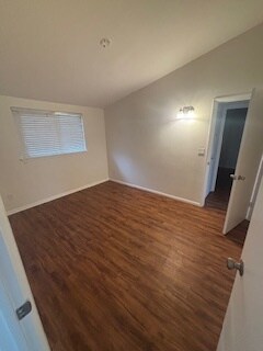 Foto del edificio - 379 Roberts Ave