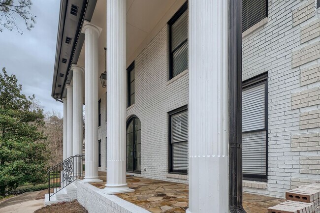 Foto del edificio - Furnished Estate Home - Double Curved Stairway - Marble Floors - Waterfall Island