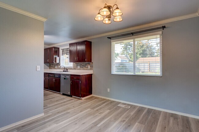 Building Photo - 3 Bedroom 2 Bath Single Story Home - Fenced Backyard