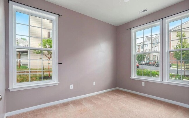 Building Photo - 3 Level END UNIT townhouse in Market Squar...