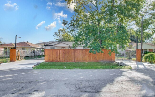 Building Photo - 9414 Lanewood Dr