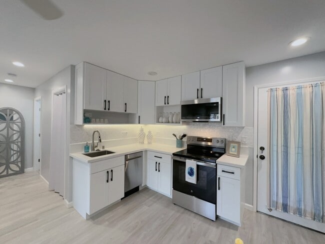 Building Photo - 3368 Maunaloa Ave