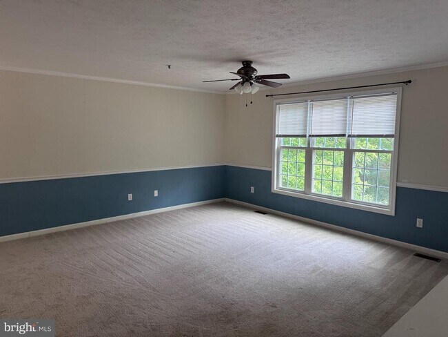 Foto del edificio - 23047 Gunston Dr