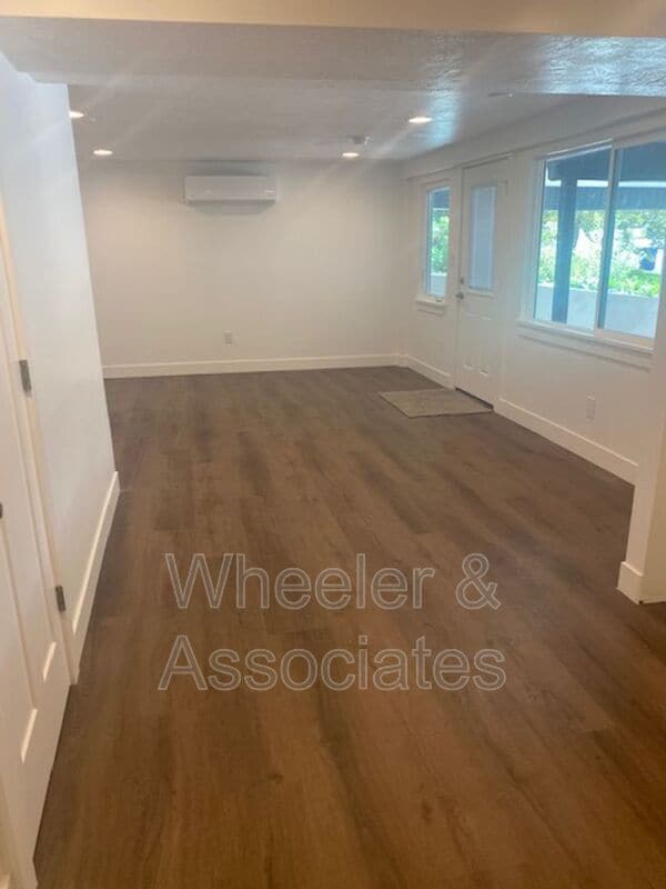 Building Photo - 3718-3718 Brinker Ave