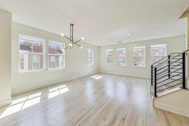 Foto del edificio - Four level townhome located in tranquil Mi...