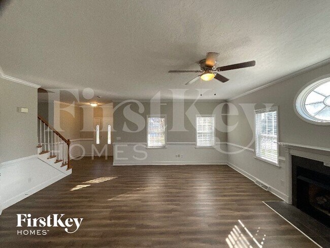 Foto del edificio - 113 Longwood Dr