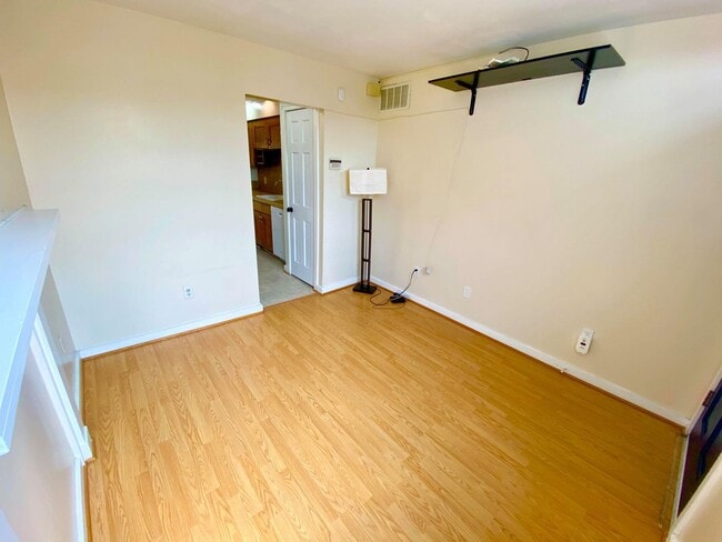 Building Photo - Charming 1BR with 1.5 Baths and Bonus Basement Room in the Heart of Ridgley’s Delight