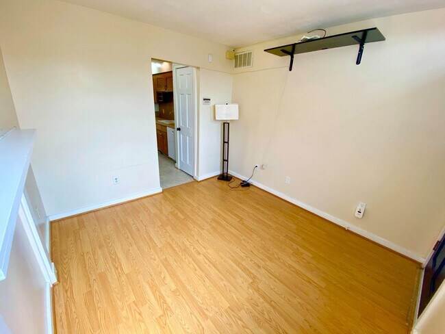 Foto del edificio - Charming 1BR with 1.5 Baths and Bonus Basement Room in the Heart of Ridgley’s Delight