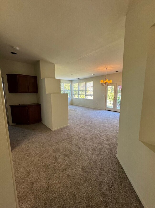 Building Photo - Brand new floors! Gated Community! End of ...