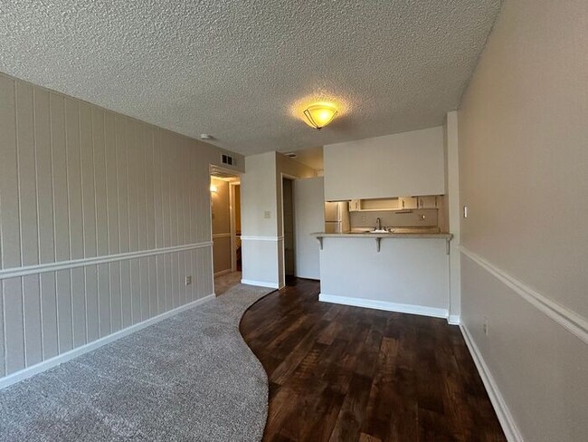 Building Photo - Upstairs Charming 1 bedroom with Large Pat...