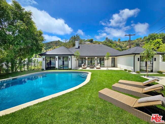 Foto del edificio - 2288 Coldwater Canyon Dr