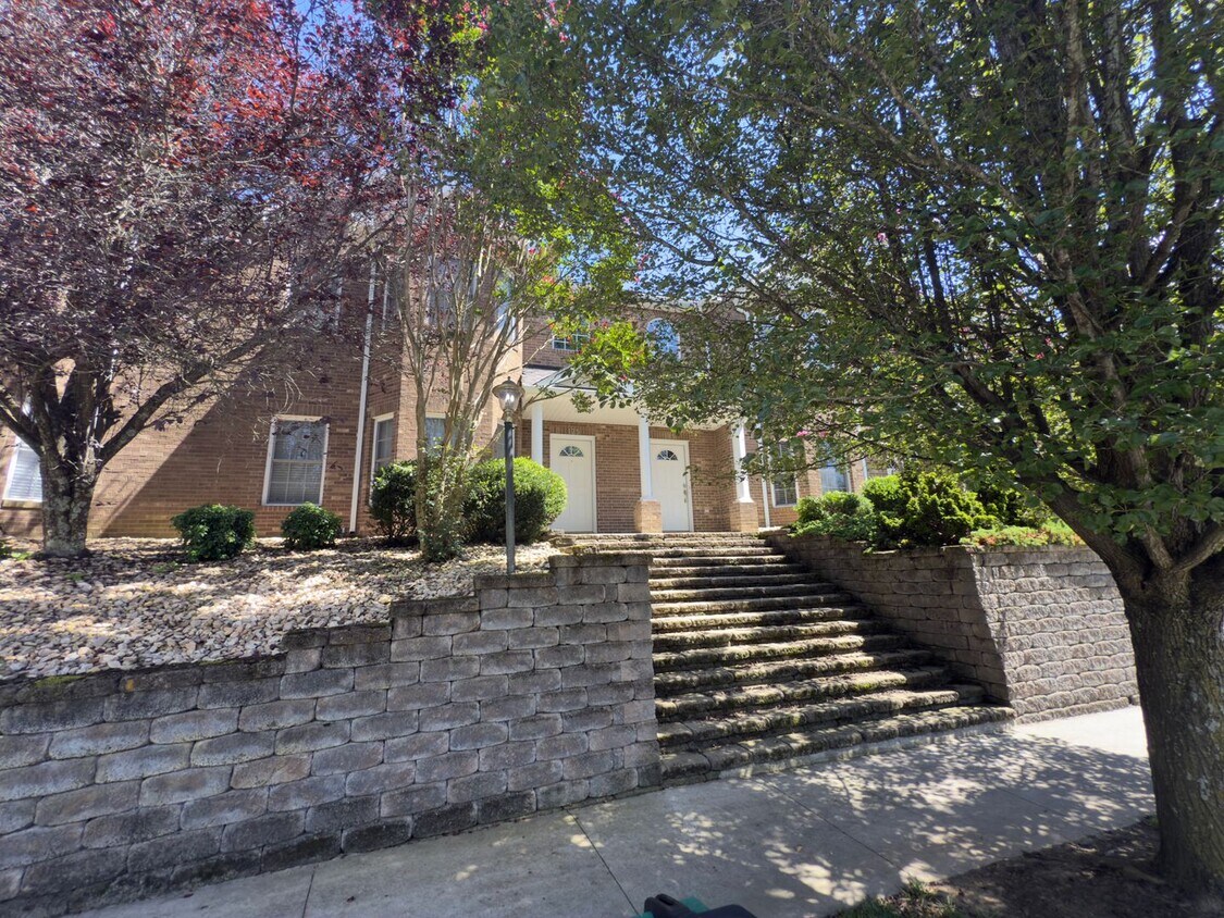 Foto principal - Christiansburg, 3 BR / 2.5 BA, Available Now