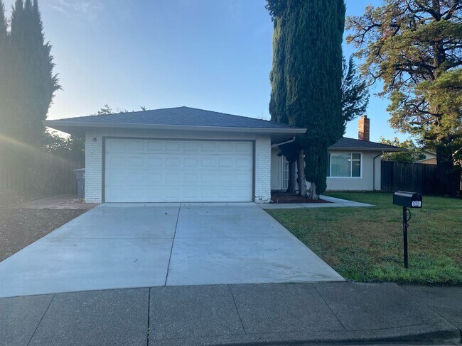 Foto del edificio - Available NOW - Cute 3 Bed 2 bath home in ...