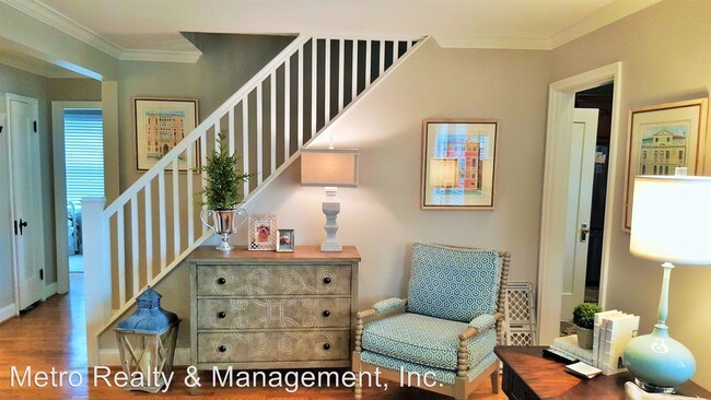 Building Photo - 128 Colonial Dr