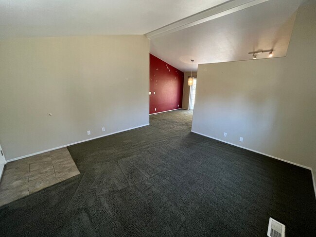 Foto del edificio - 3 Bed/2 Bath Home in Quiet Gated Community with Pool.