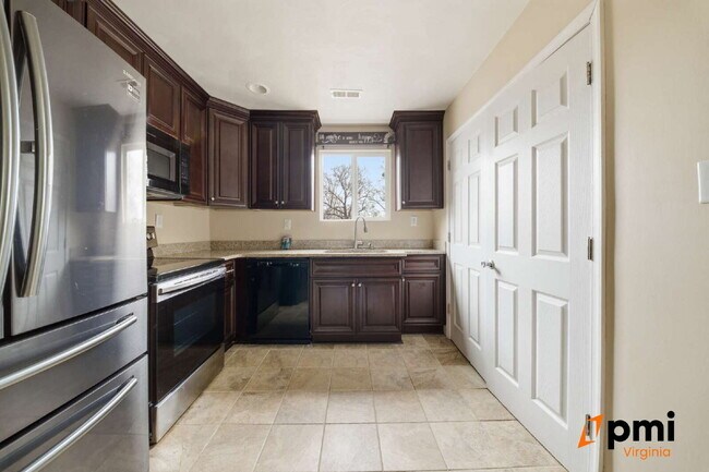 Foto del edificio - 4 BEDROOM 2 BATH RENOVATED HOME IN NORFOLK, PETS ACCEPTED