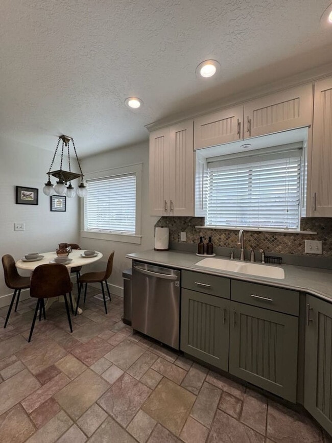 Building Photo - 3076 Melbourne St