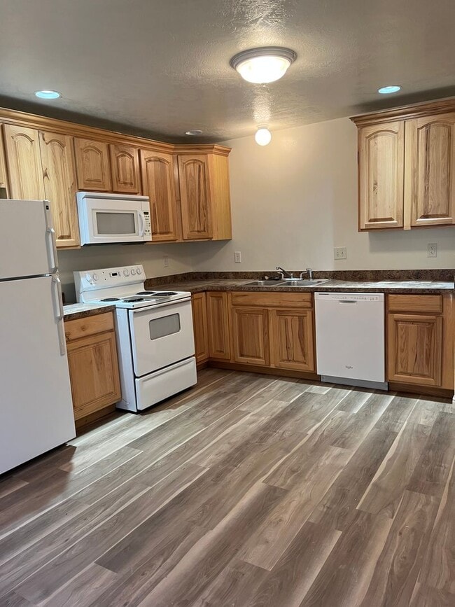 Building Photo - 3 Bed 2.5 Bath in Vernal!!